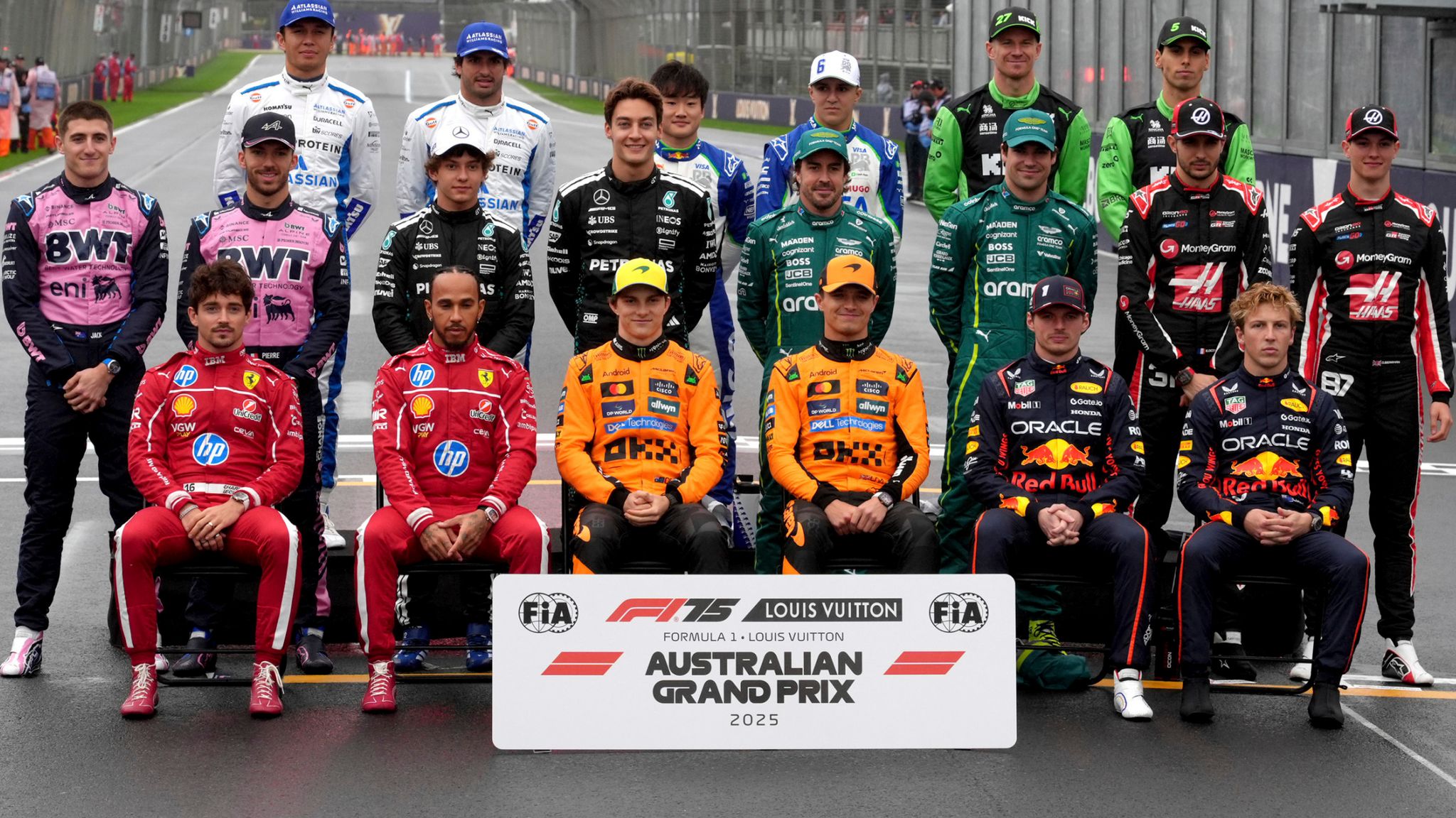 Foto grup semua pembalap Formula 1 untuk musim 2025 dengan perlengkapan balap lengkap, mewakili tim seperti McLaren, Red Bull, Mercedes, Ferrari, dan lainnya